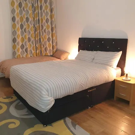 Newly Furnished Flat 4 Minutes Walk To Metro Appartement *