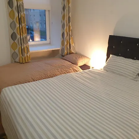 Newly Furnished Flat 4 Minutes Walk To Metro Apartment *