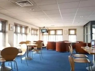 호텔 Travelodge Airport 3*