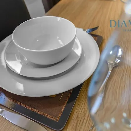 Lovely 3 Bed Ground Floor - Sleeps 5 - Very Central, Easy Access To And Surrounding Areas - Free Parking *