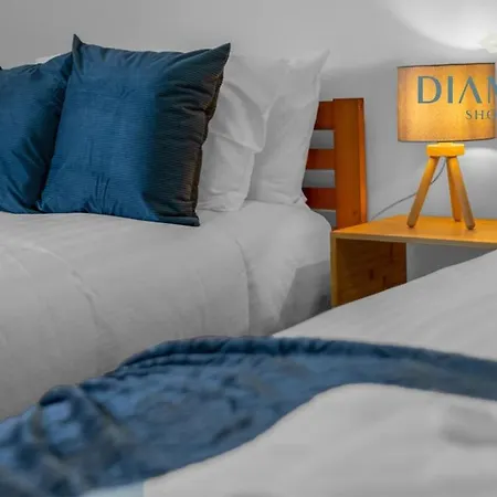 Lovely 3 Bed Ground Floor - Sleeps 5 - Very Central, Easy Access To And Surrounding Areas - Free Parking * Glasgow