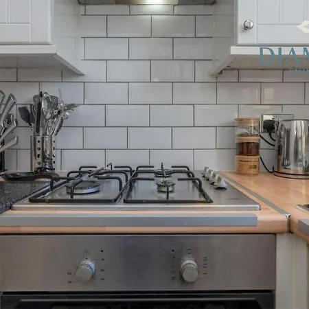 Lovely 3 Bed Ground Floor - Sleeps 5 - Very Central, Easy Access To And Surrounding Areas - Free Parking * Glasgow