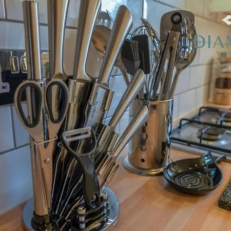 Lovely 3 Bed Ground Floor - Sleeps 5 - Very Central, Easy Access To And Surrounding Areas - Free Parking * Glasgow