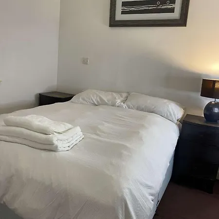Exceptional And Spacious Flat Next To Station Apartment