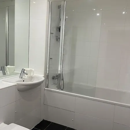 Apartment Exceptional And Spacious Flat Next To Station Glasgow