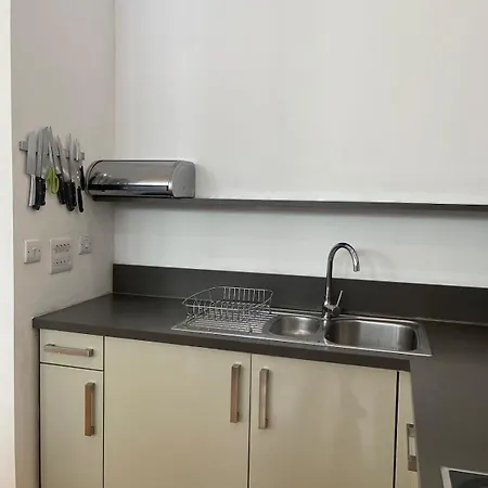 Exceptional And Spacious Flat Next To Station Glasgow