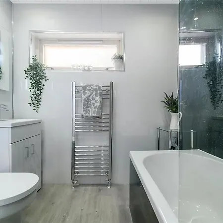 Beautiful House In Thornliebank Glasgow
