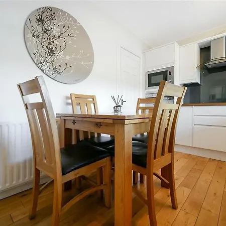 Beautiful House In Thornliebank Apartment *