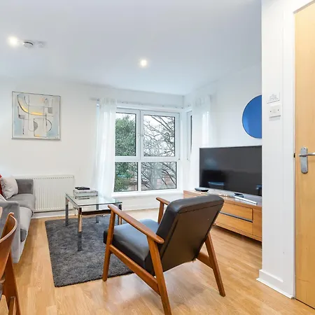 Modern 2 Bed Broompark/central Apt. With Parking Lägenhet