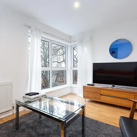 Modern 2 Bed Broompark/central Apt. With Parking شقة
