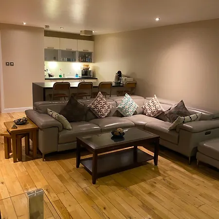 Centre 2 Bedroom Apartment, Secure Parking. Glasgow