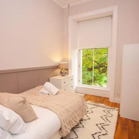 Stunning 2 Bed In Ideal Location *