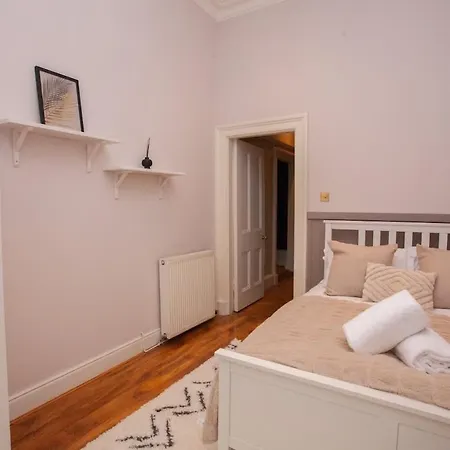 Stunning 2 Bed In Ideal Location *