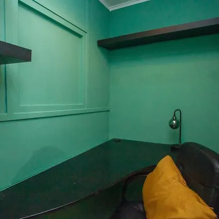 Stunning 2 Bed In Ideal Location Apartment *