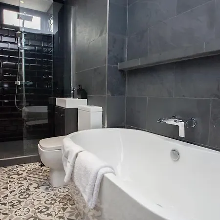Stunning 2 Bed In Ideal Location 公寓 *