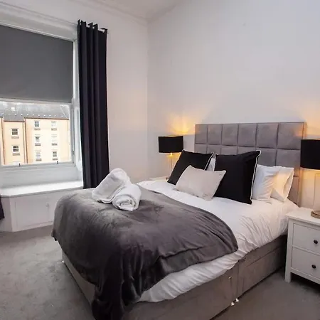 Stunning 2 Bed In Ideal Location * Glasgow