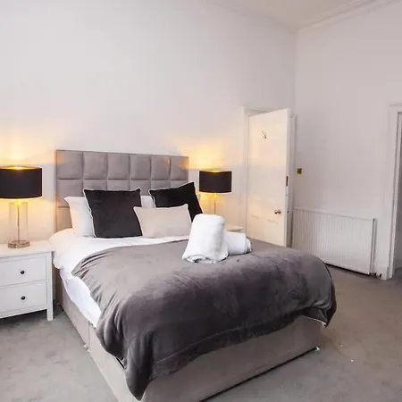 Stunning 2 Bed In Ideal Location Apartment