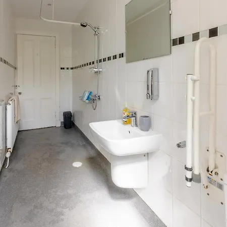 Дом отдыха Spacious 5 Bedroom With Free Private Parking *