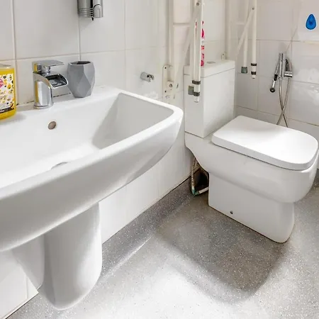 Сasa de vacaciones Spacious 5 Bedroom With Free Private Parking Glasgow