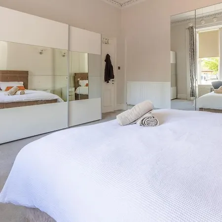 Spacious 5 Bedroom With Free Private Parking