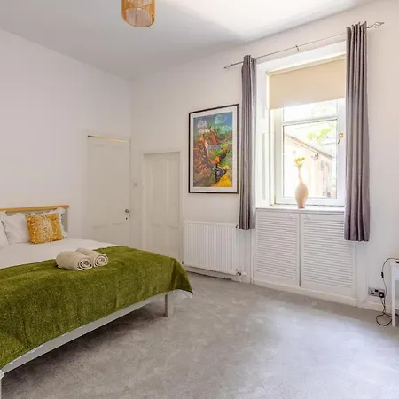 Spacious 5 Bedroom With Free Private Parking Дом отдыха