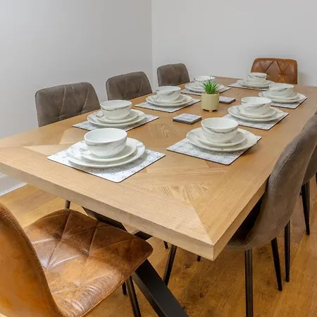 Дом отдыха Spacious 5 Bedroom With Free Private Parking