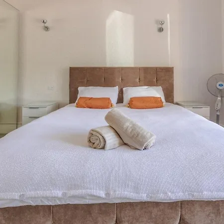Spacious 5 Bedroom With Free Private Parking Дом отдыха *