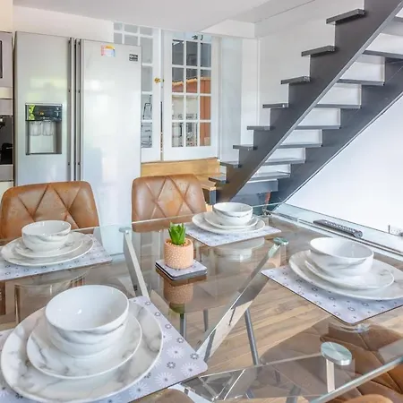 Spacious 5 Bedroom With Free Private Parking *