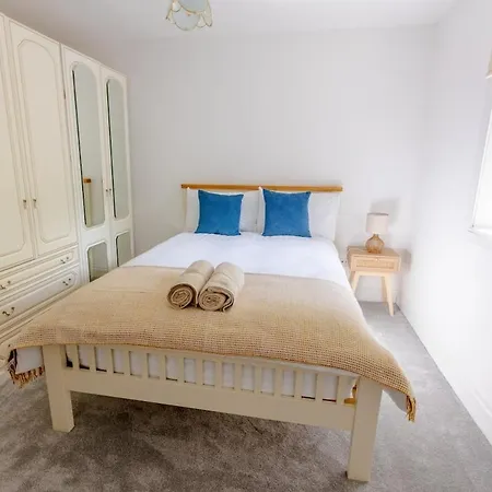 Spacious 5 Bedroom With Free Private Parking Глазго