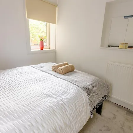 Spacious 5 Bedroom With Free Private Parking