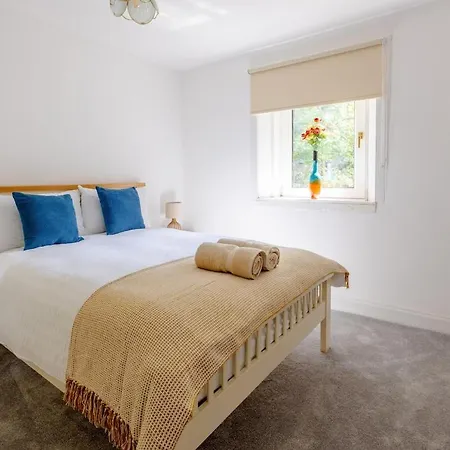 Spacious 5 Bedroom With Free Private Parking Глазго