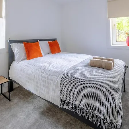 Дом отдыха Spacious 5 Bedroom With Free Private Parking