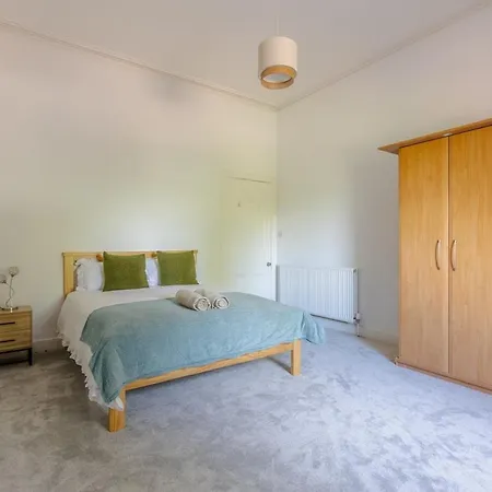 Spacious 5 Bedroom With Free Private Parking Сasa de vacaciones *