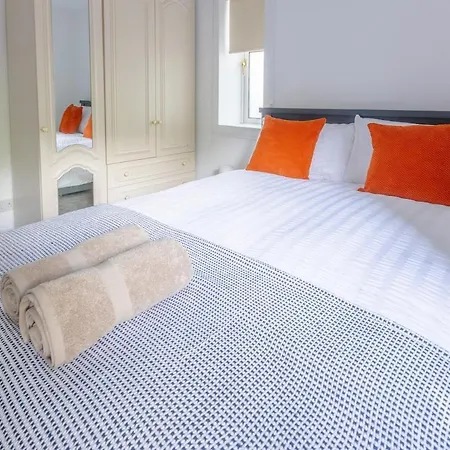 Дом отдыха Spacious 5 Bedroom With Free Private Parking *