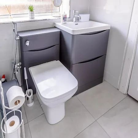 Spacious 5 Bedroom With Free Private Parking Сasa de vacaciones Glasgow