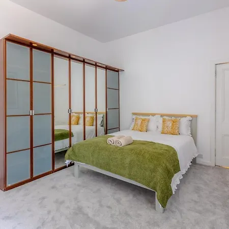 Spacious 5 Bedroom With Free Private Parking *