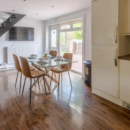 Spacious 5 Bedroom With Free Private Parking