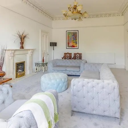 Spacious 5 Bedroom With Free Private Parking Сasa de vacaciones