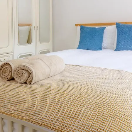 Сasa de vacaciones Spacious 5 Bedroom With Free Private Parking *