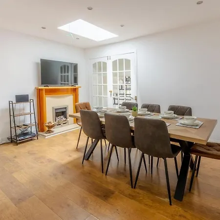 Spacious 5 Bedroom With Free Private Parking *