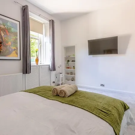 Spacious 5 Bedroom With Free Private Parking Глазго
