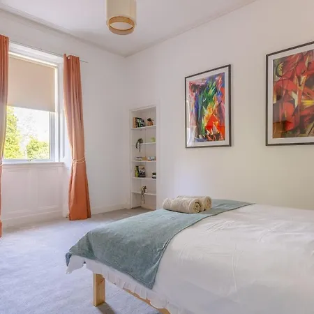 Spacious 5 Bedroom With Free Private Parking * Глазго