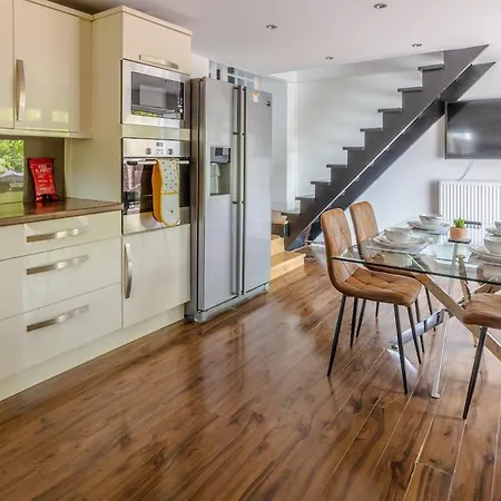 Spacious 5 Bedroom With Free Private Parking Сasa de vacaciones