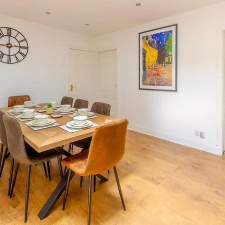 Сasa de vacaciones Spacious 5 Bedroom With Free Private Parking