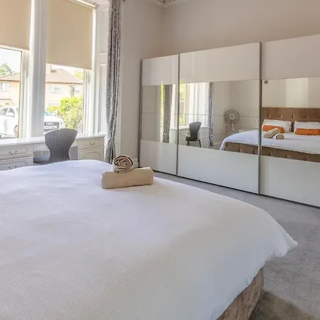 Spacious 5 Bedroom With Free Private Parking Сasa de vacaciones *