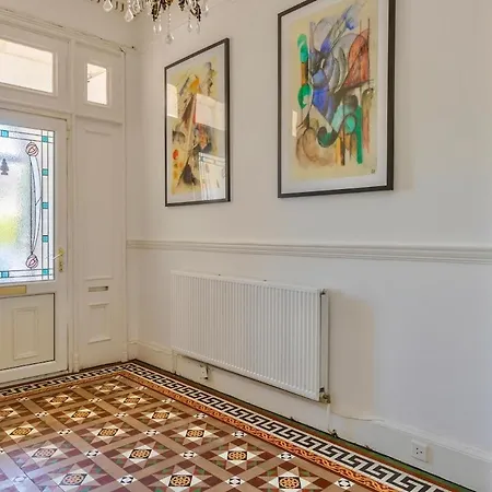 Сasa de vacaciones Spacious 5 Bedroom With Free Private Parking *