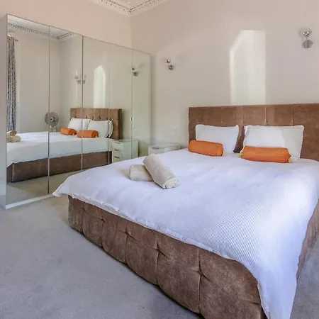 Spacious 5 Bedroom With Free Private Parking Сasa de vacaciones Glasgow