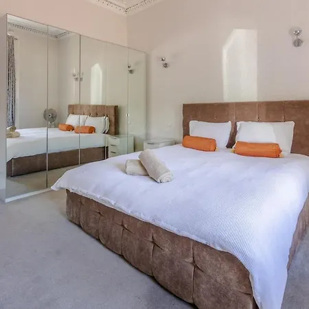 Spacious 5 Bedroom With Free Private Parking Дом отдыха Глазго
