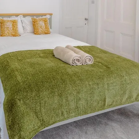 Spacious 5 Bedroom With Free Private Parking * Глазго