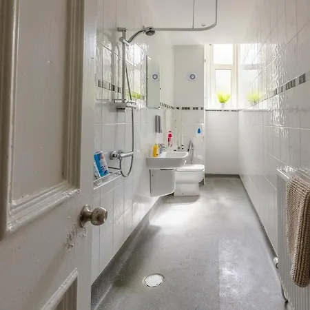 Дом отдыха Spacious 5 Bedroom With Free Private Parking